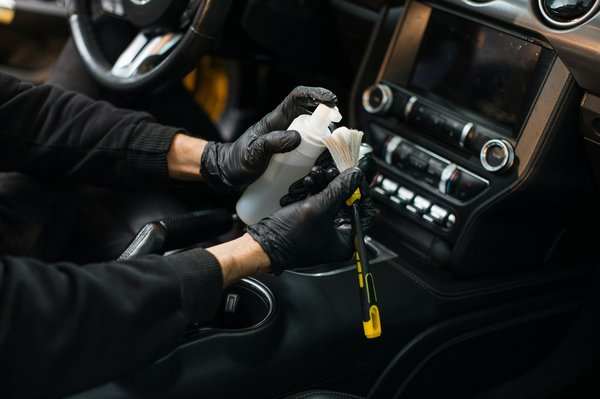 Rénovateur plastique : un produit d'entretien pratique et efficace pour votre voiture